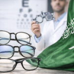 نظارات طبية حديثة مع فحص نظر في مركز بصريات في السعودية