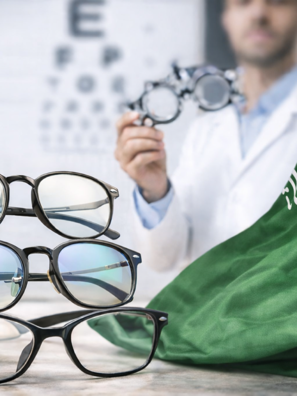 نظارات طبية حديثة مع فحص نظر في مركز بصريات في السعودية